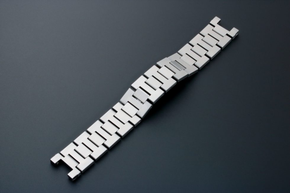 Lot #4992 – Cartier Pasha Watch Bracelet 18MM Stainless Steel Cartier Cartier